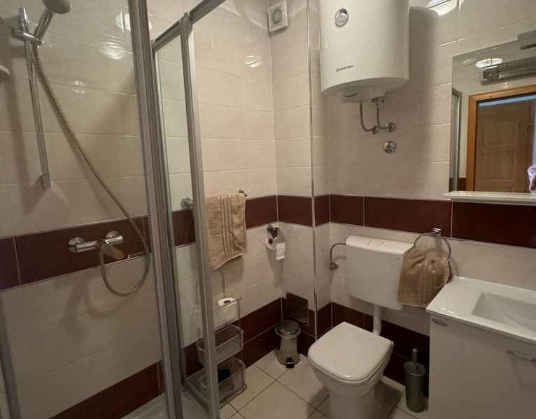 Bagno con doccia e WC