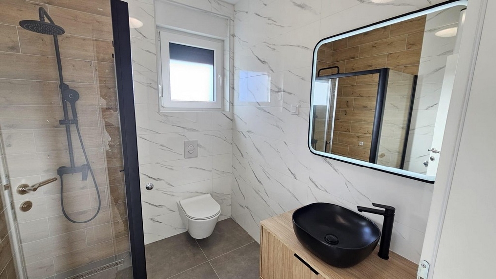 Bagno moderno con doccia a Novi Vinodolski
