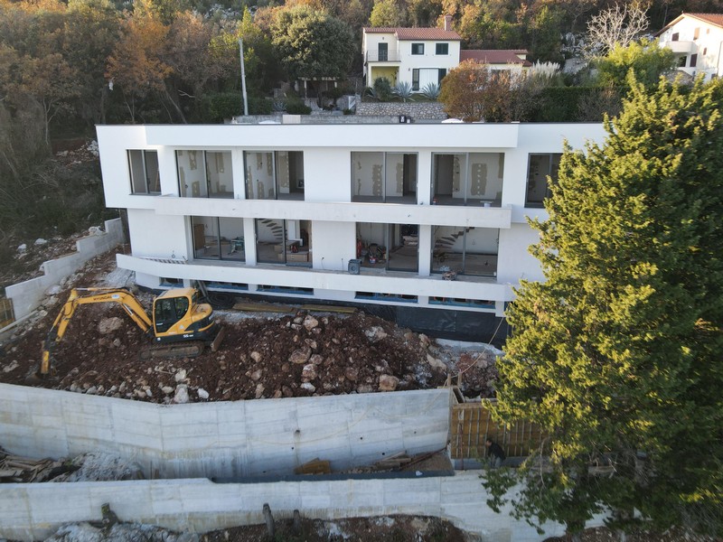 Lavori di costruzione sul moderno edificio residenziale