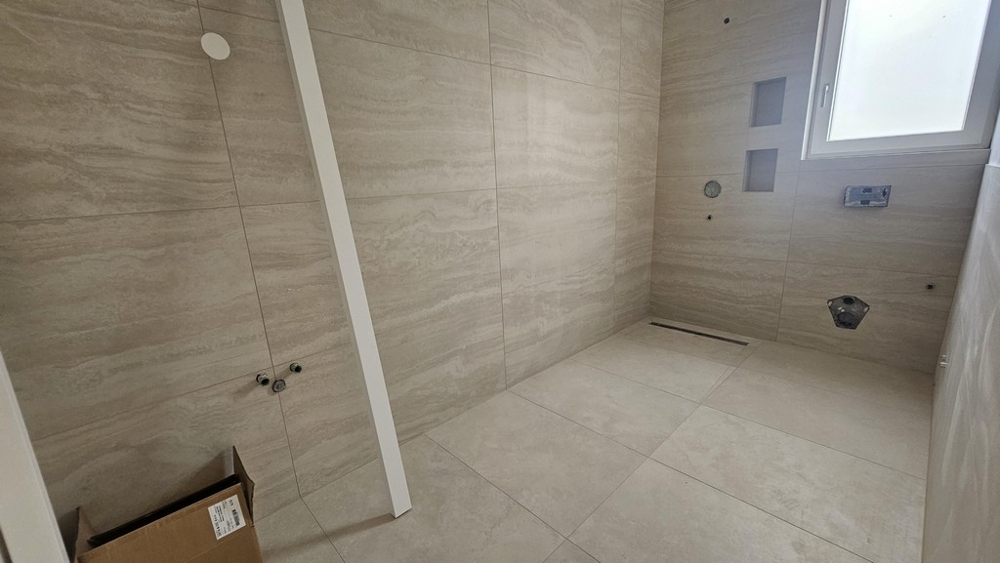 Bagno moderno con doccia a filo pavimento