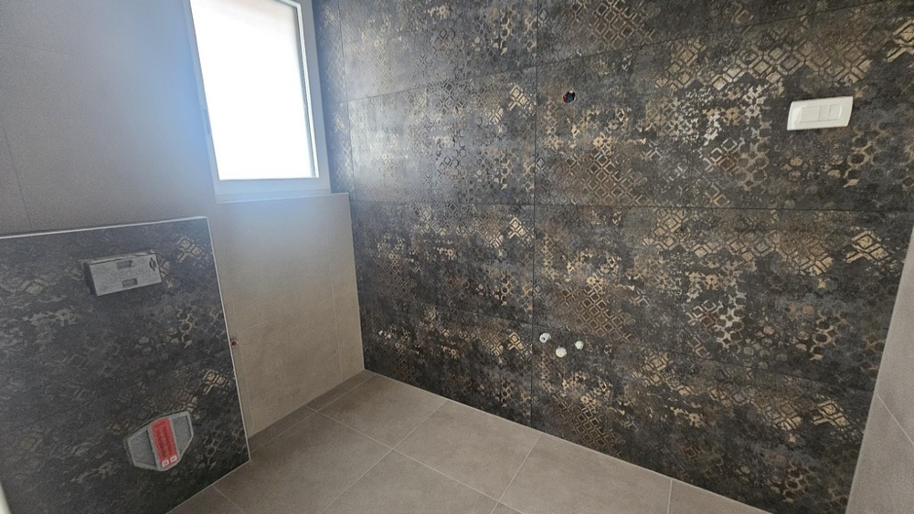 Bagno con rivestimenti murali di pregio