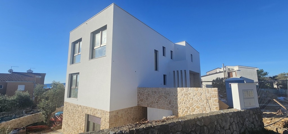 Edificio residenziale di nuova costruzione con architettura moderna a Krk