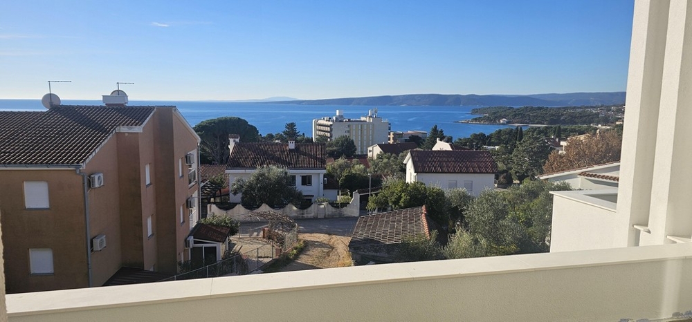Vista mare panoramica sulla città di Krk e sulla costa adriatica