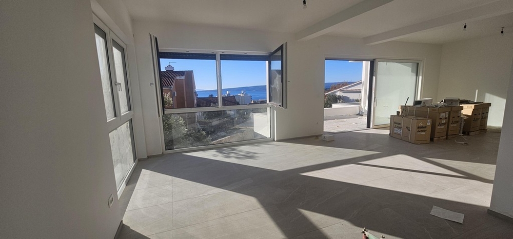 Soggiorno con grandi vetrate e vista mare