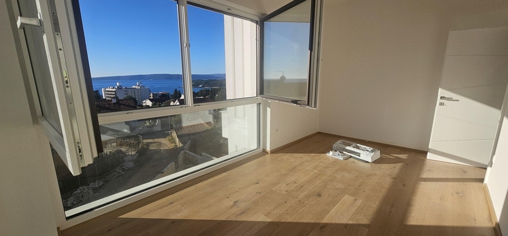 Camera da letto con finestre a tutta altezza e vista mare