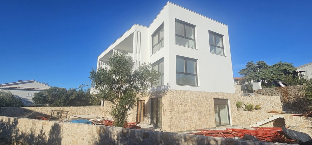 Vista del moderno edificio residenziale di nuova costruzione a Krk con giardino