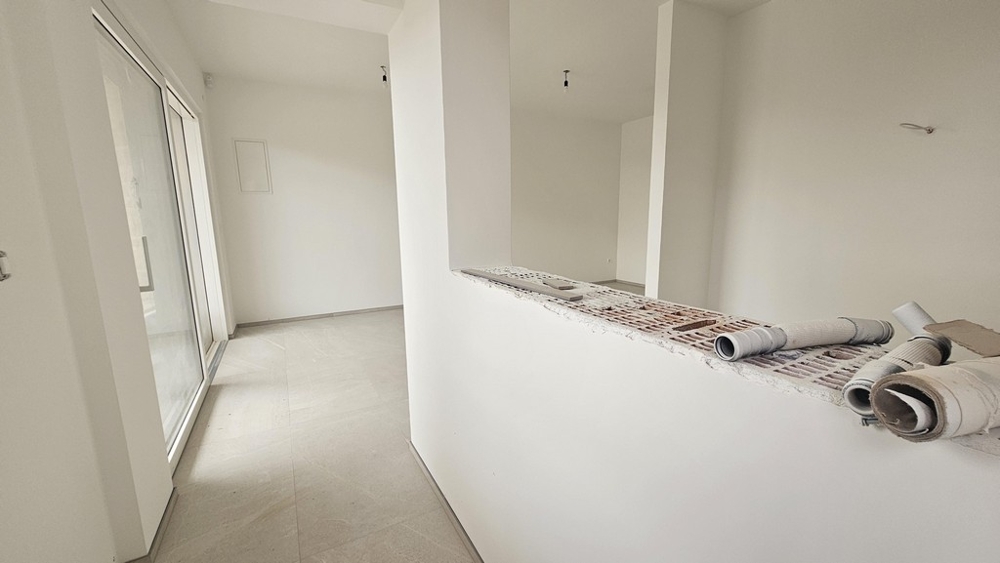 Cucina aperta allo stato di nuova costruzione