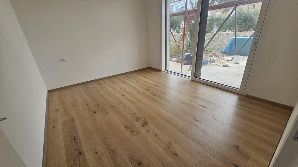 Camera da letto con parquet e accesso al giardino