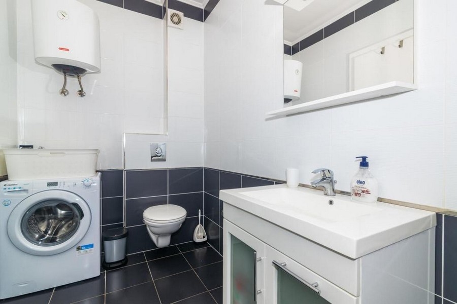 Bagno con lavabo, WC e lavatrice
