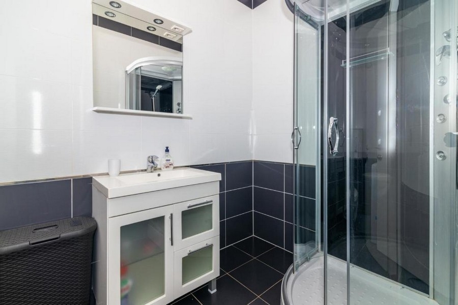 Bagno con doccia e box doccia in vetro
