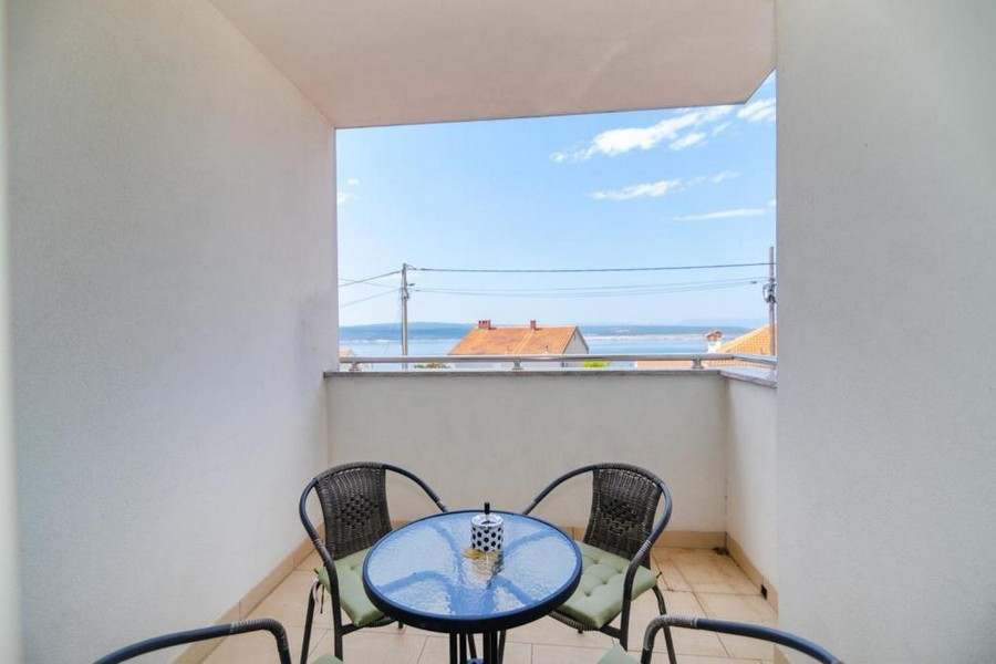 Balcone con posti a sedere e vista mare