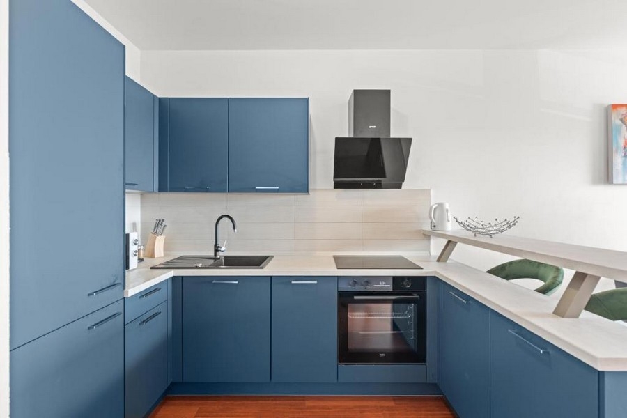 Cucina componibile con moderni elettrodomestici