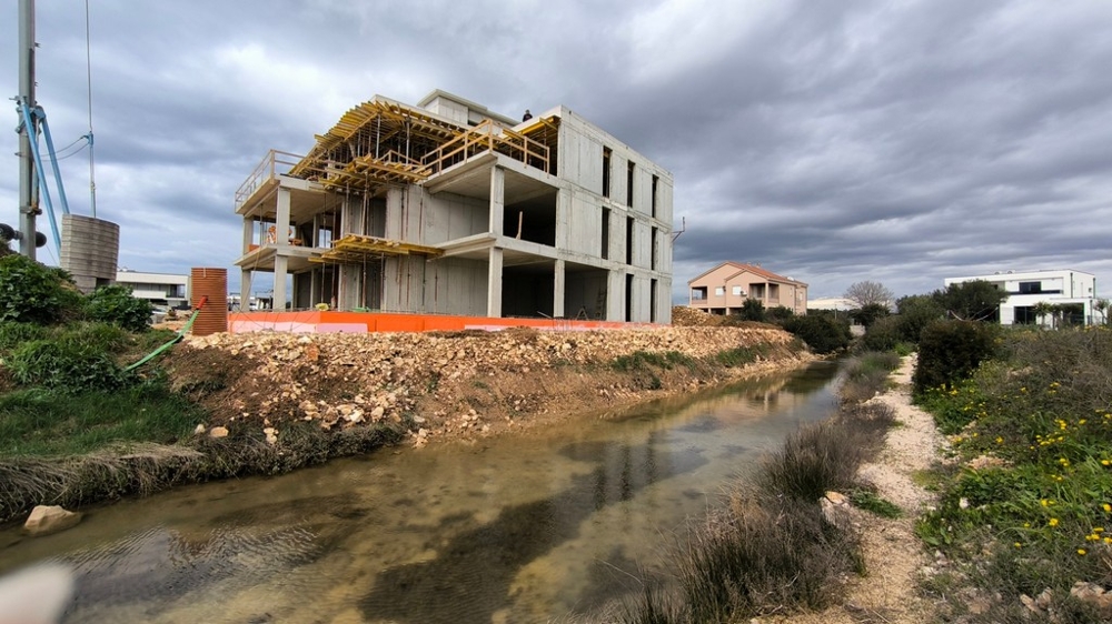Cantiere di un moderno edificio residenziale vicino al mare