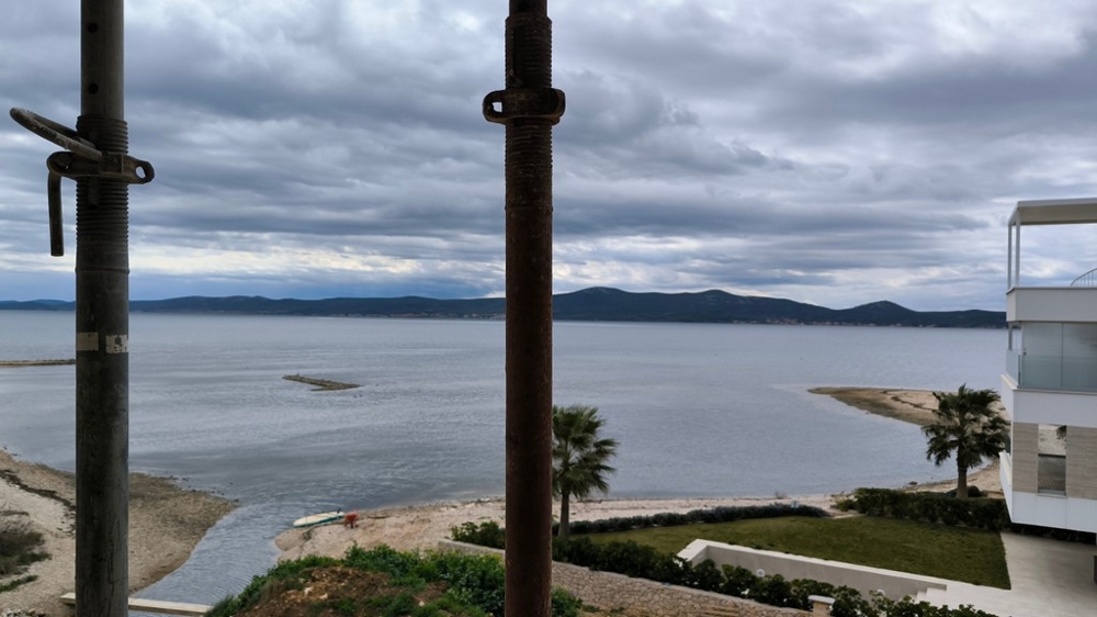 Vista mare da appartamento di nuova costruzione direttamente sulla spiaggia in Croazia