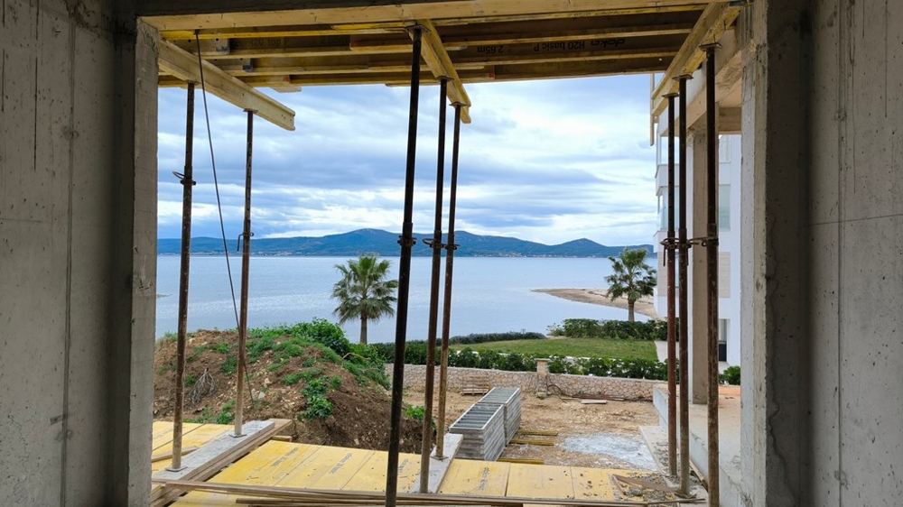Appartamento al grezzo con vista mare e terrazza coperta in Croazia