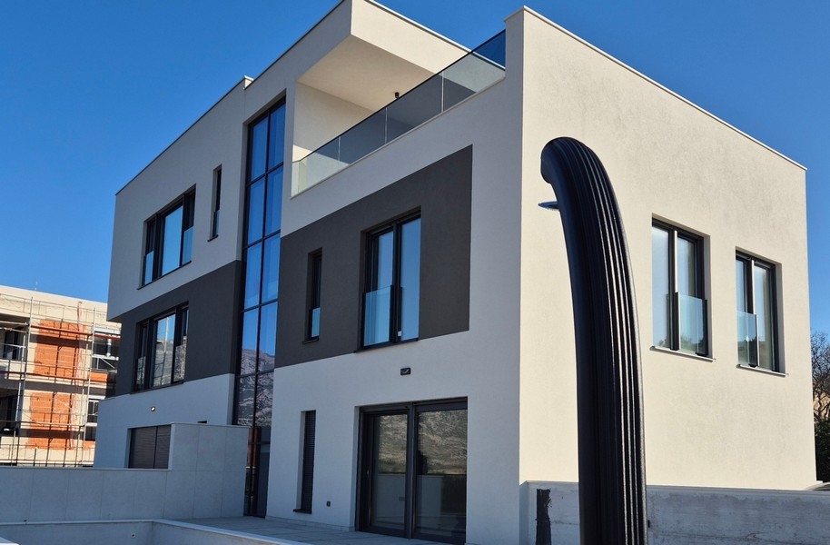 Edificio nuovo moderno in cui l'appartamento è in vendita.
