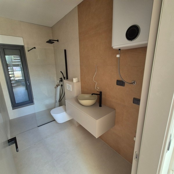 Bagno moderno con doccia e lavabo