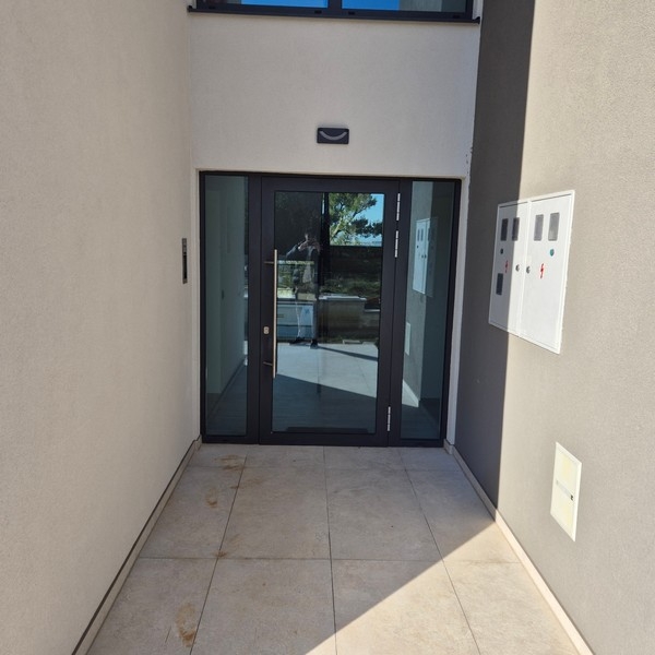 Ingresso dell'edificio con vetrate moderne