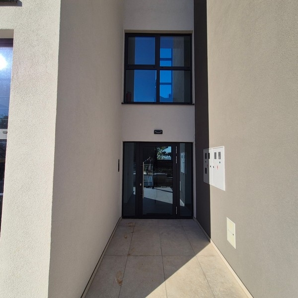 Ingresso dell'edificio con facciata in vetro