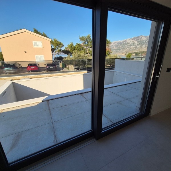 Vista dal soggiorno sulla terrazza e sul mare
