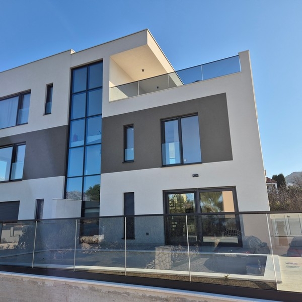 Facciata moderna di nuova costruzione con balconi in vetro