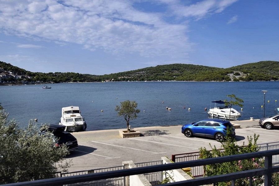 Vista mare dal balcone con lungomare