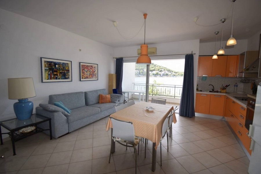 Soggiorno con accesso al balcone e vista mare