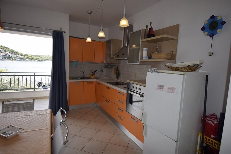 Zona cucina con finestra e vista mare