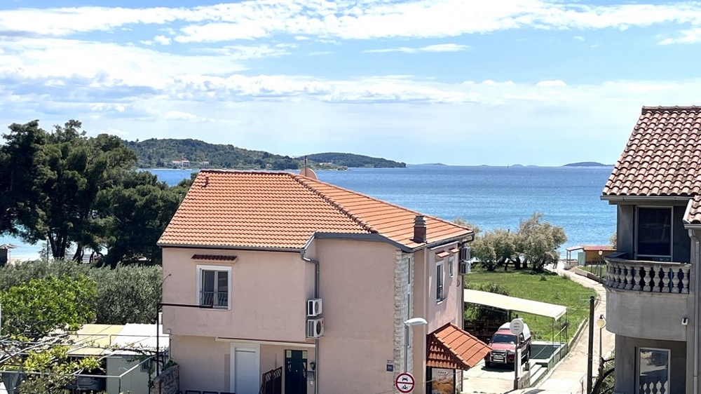 Camera da letto al grezzo con finestra