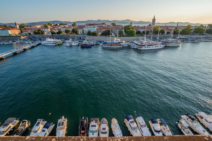 Vista mare sul centro storico e sul porto con barche a Zadar