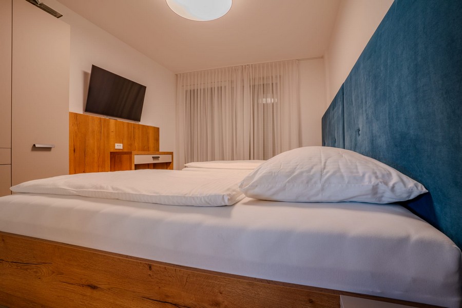 Camera da letto con letto matrimoniale e design sobrio