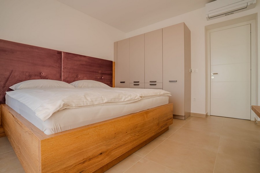 Altra camera da letto con letto matrimoniale e armadio a muro