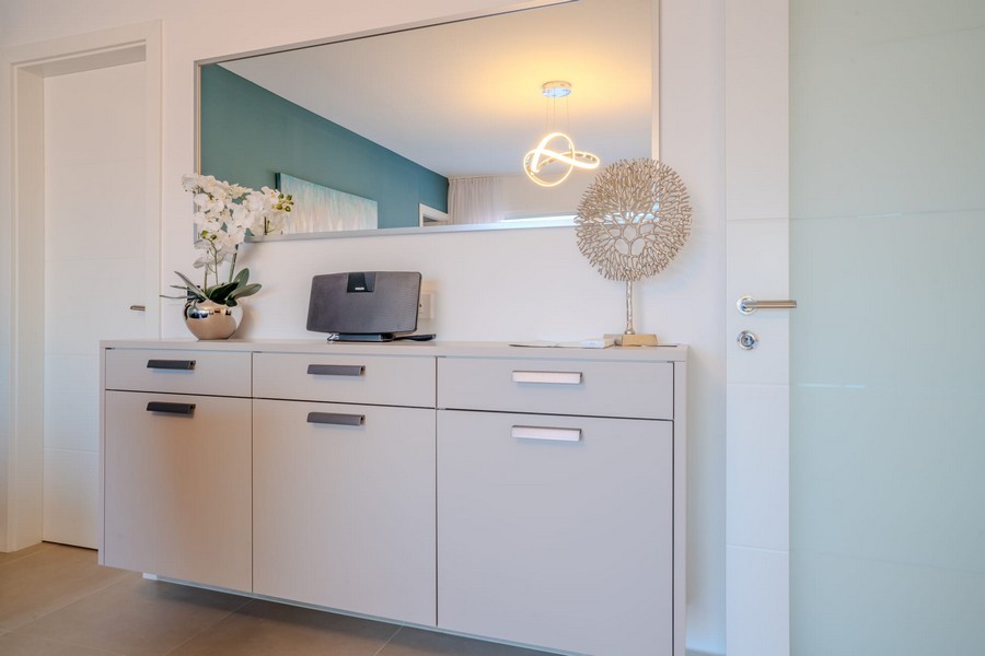 Corridoio con credenza e arredamento moderno