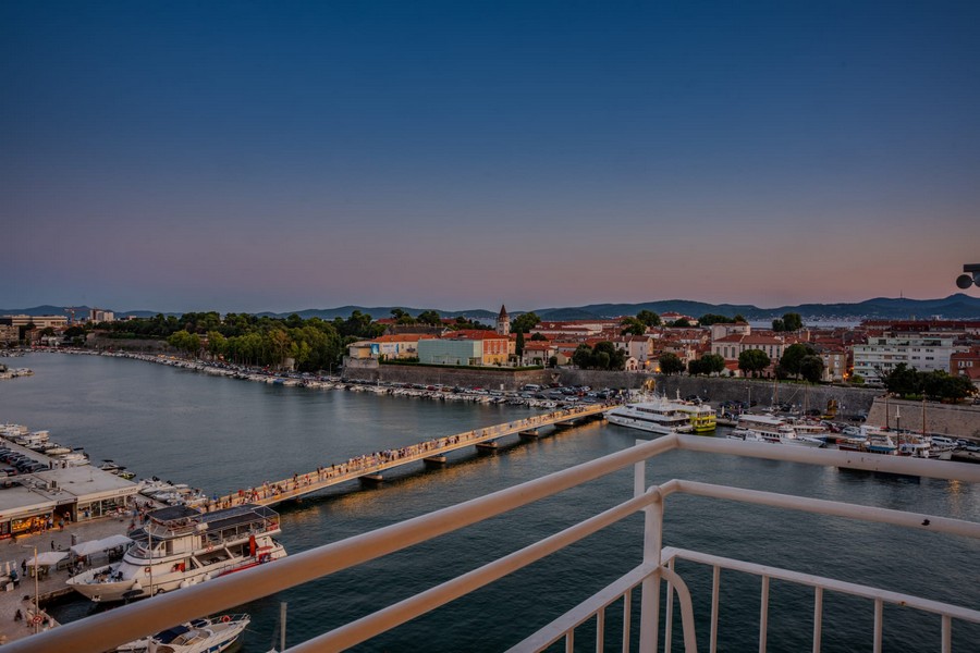 Vista panoramica dal balcone su porto, centro storico e ponte