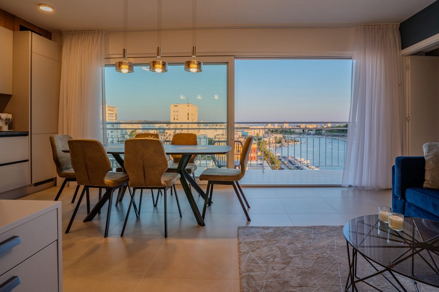 Zona giorno con grande vetrata e vista mare