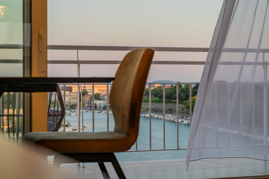 Dettaglio del balcone con vista sull'acqua e sui dintorni