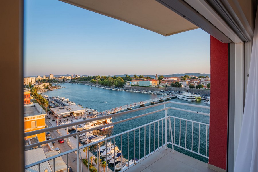 Balcone con vista panoramica su porto e centro storico