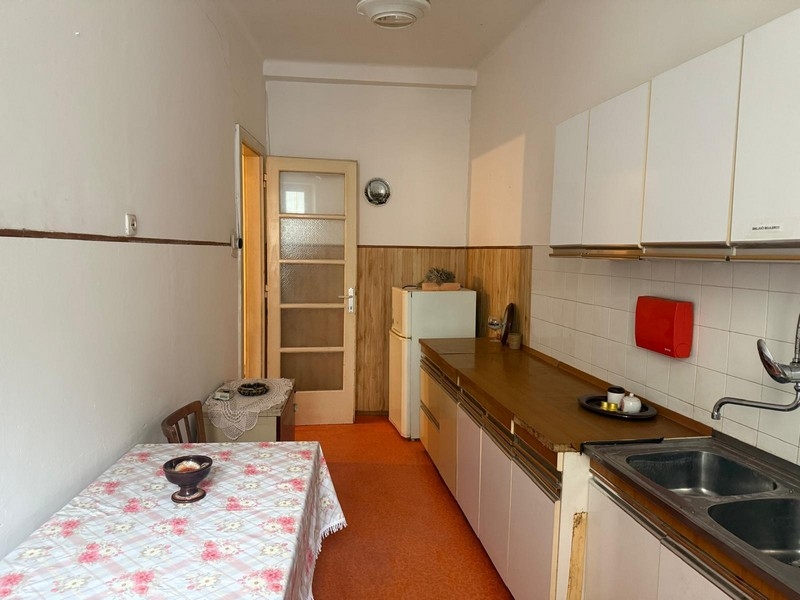 Cucina componibile lineare con zona pranzo