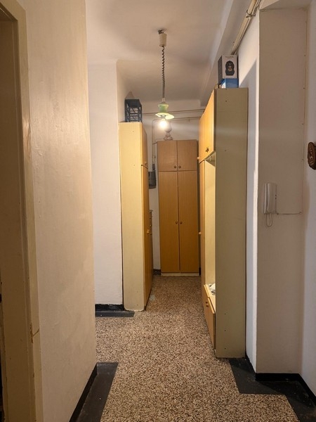Corridoio con armadi a muro