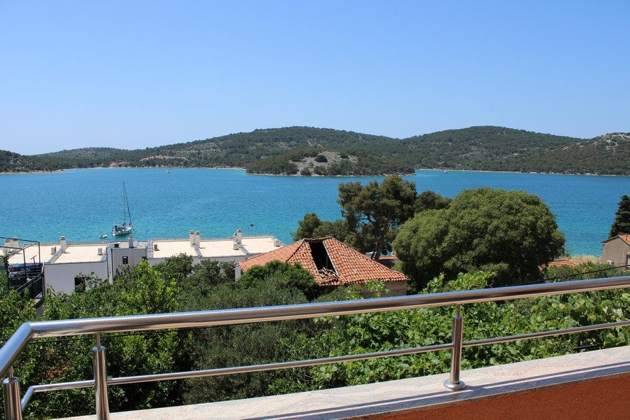 Appartamento al piano terra a Tisno con vista dalla terrazza sulla baia