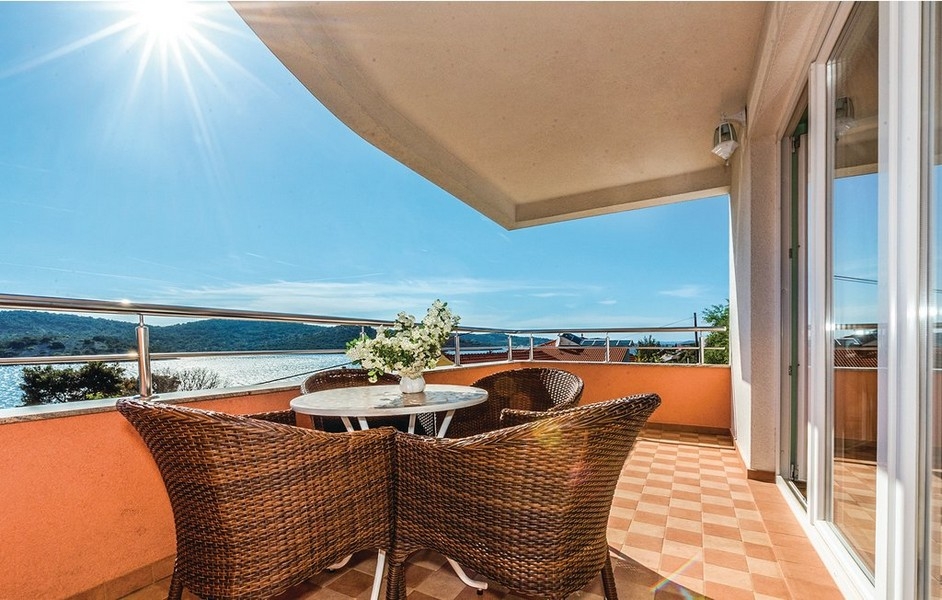 Terrazza coperta con mobili in vimini in controluce
