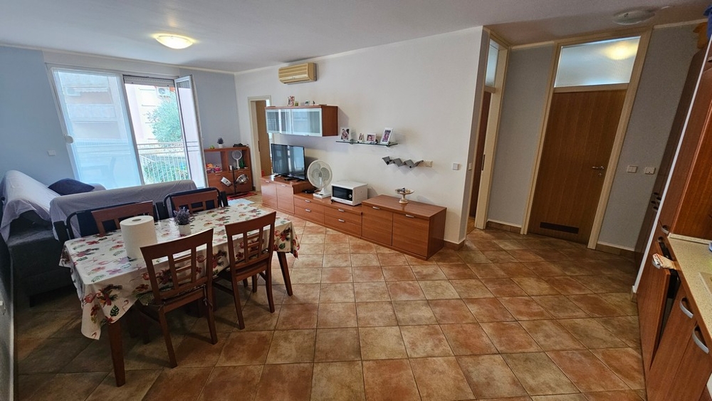 Zona giorno e pranzo con cucina aperta e accesso al balcone