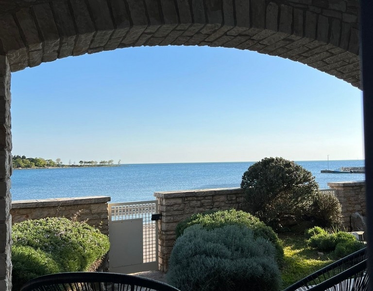 Appartamento su due livelli in prima fila al mare in vendita vicino a Umag in Croazia.