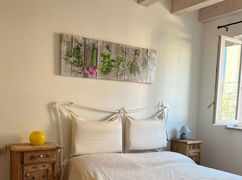 Camera da letto con letto matrimoniale e soffitto in legno