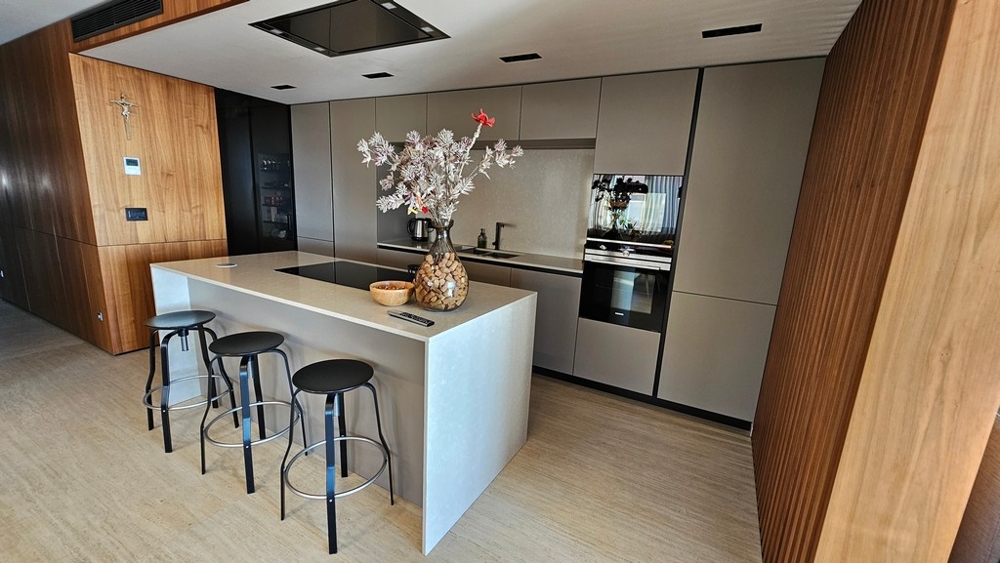Cucina moderna con isola e sgabelli da bar