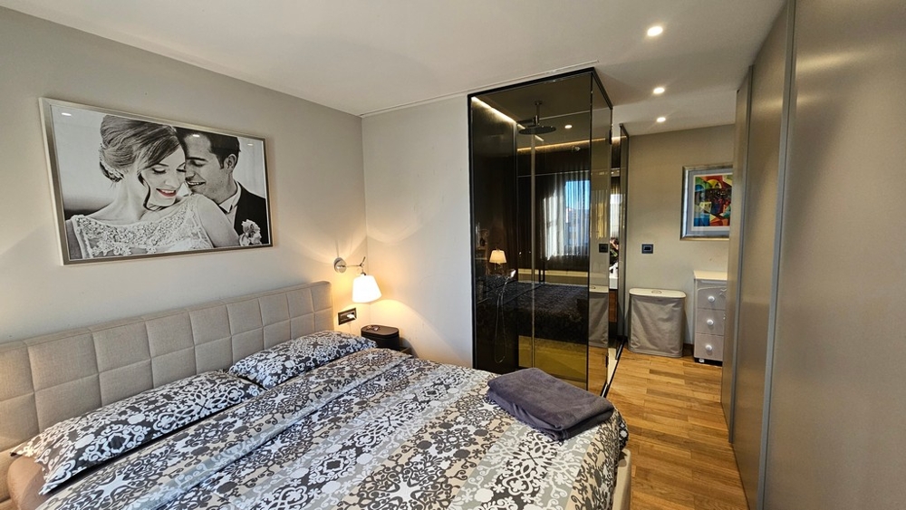 Camera da letto con parete in vetro verso il bagno