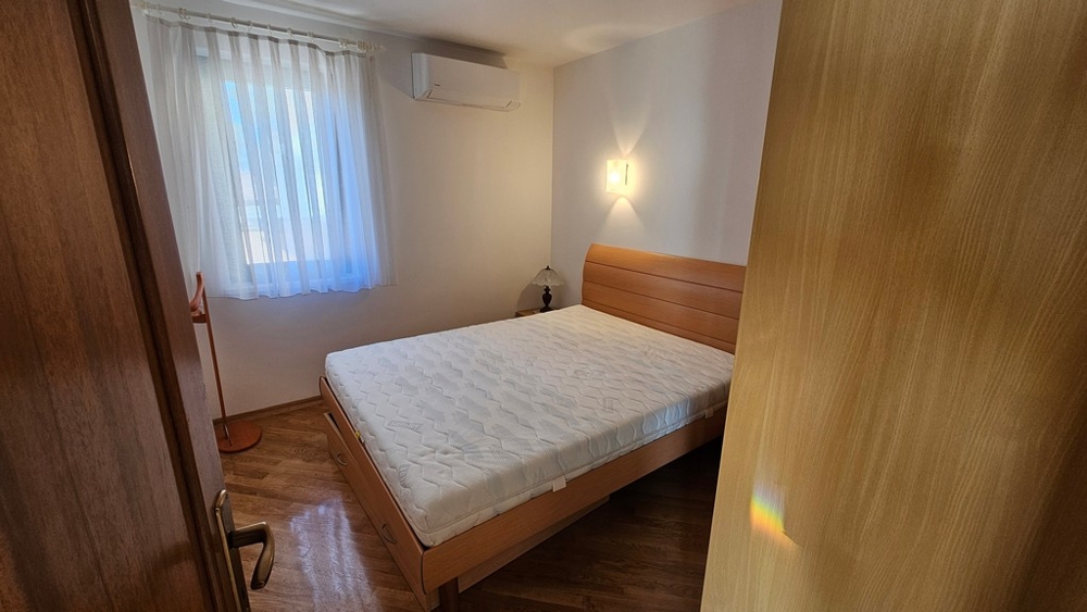 Camera da letto con letto matrimoniale e armadio a muro