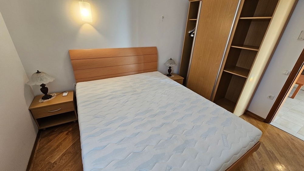 Camera da letto con letto matrimoniale e armadio