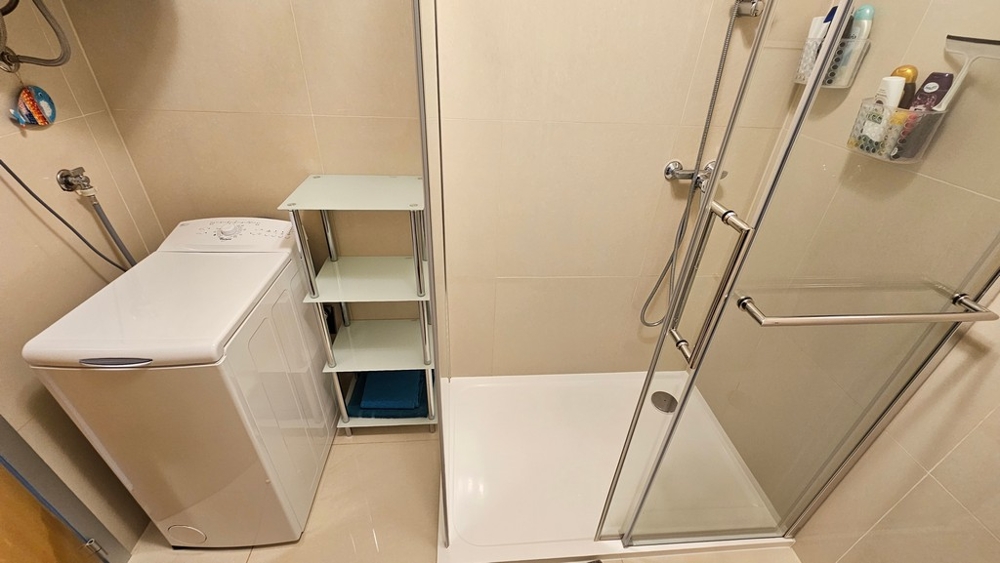Bagno con doccia e lavatrice