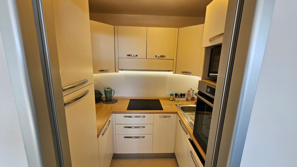 Cucina separata con elettrodomestici da incasso